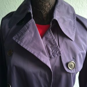 Short trench. Light material and water proof.